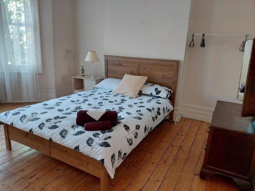 Property photo 2 of 20 Double Bedroom