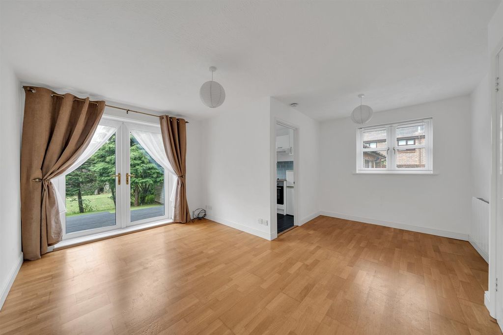 Property photo 2 of 17 'l' Shaped Living Room