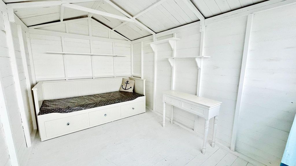 Property photo 3 of 5 Beach Hut