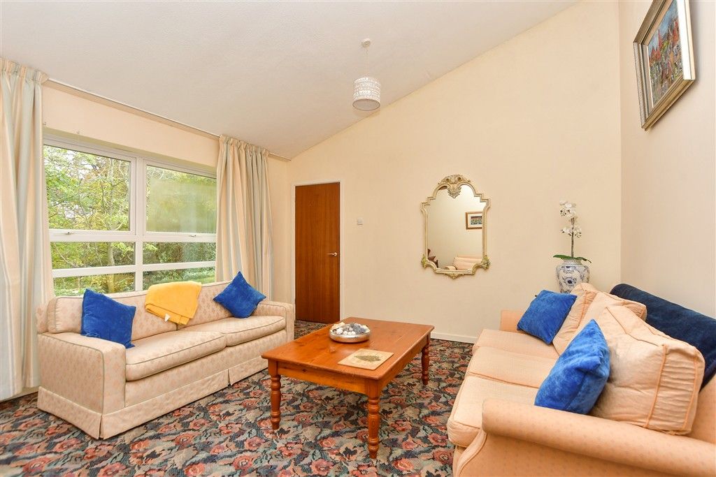 Property photo 2 of 8 Lounge