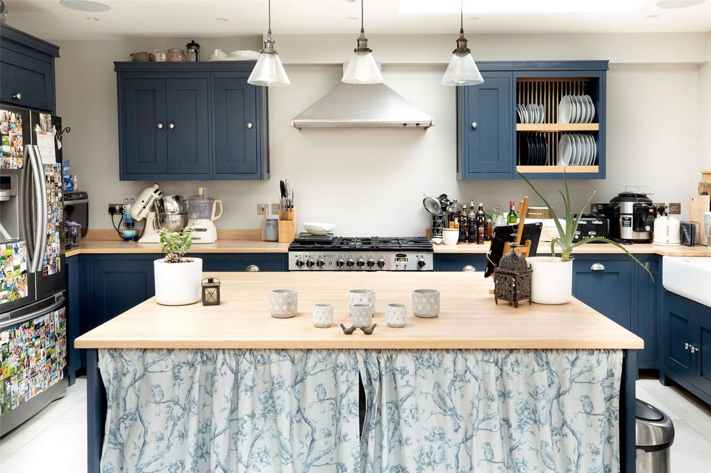 Property photo 3 of 12 Kitchen