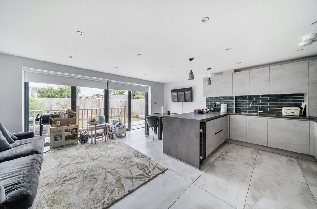 Property photo 2 of 20 Picture No. 16