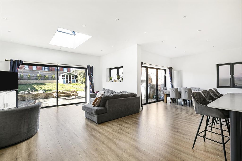 Additional image 8 of 5 bed detached house for saleOak Avenue, Enfield EN2