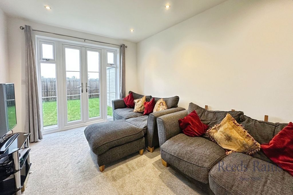 Property photo 3 of 10 Lounge