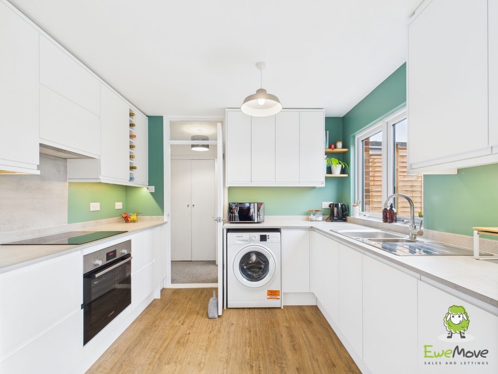 Property photo 2 of 20 Ewemove Estate Agents Basingstoke