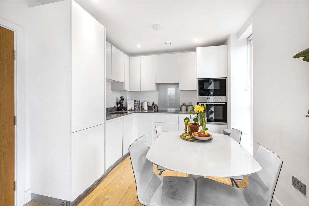Property photo 3 of 11 Kitchen