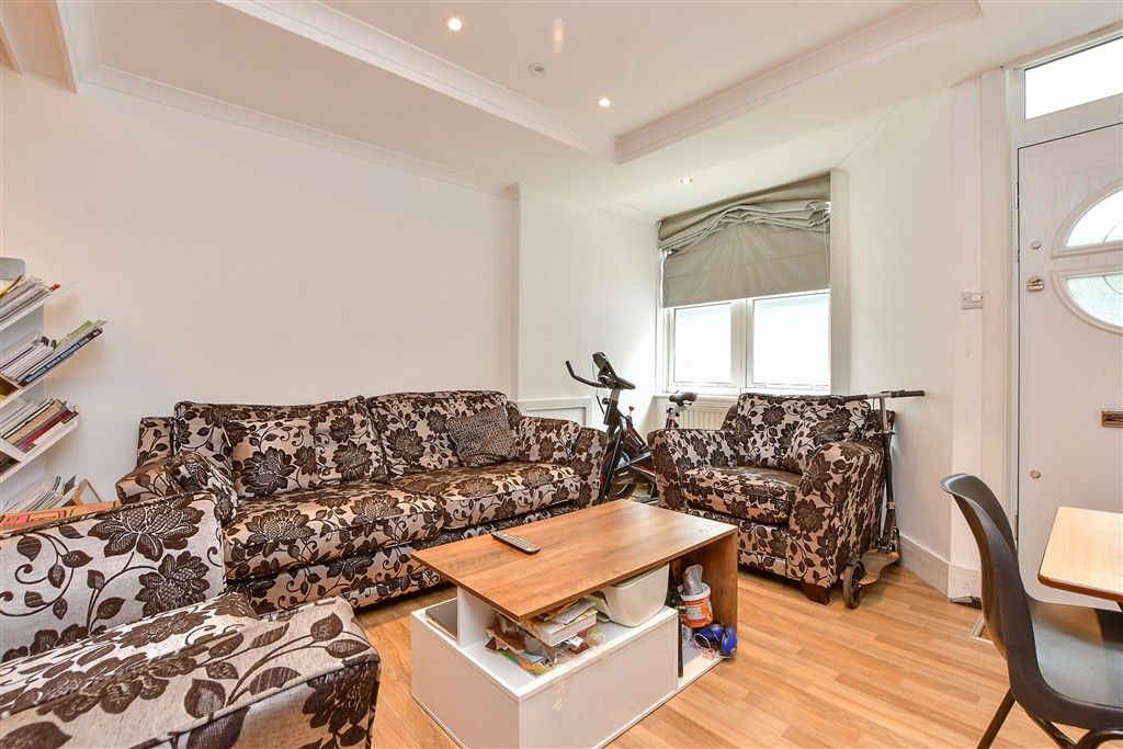 Property photo 3 of 8 Lounge