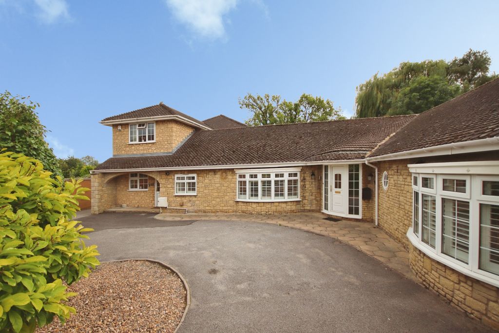 Property photo 1 of 28