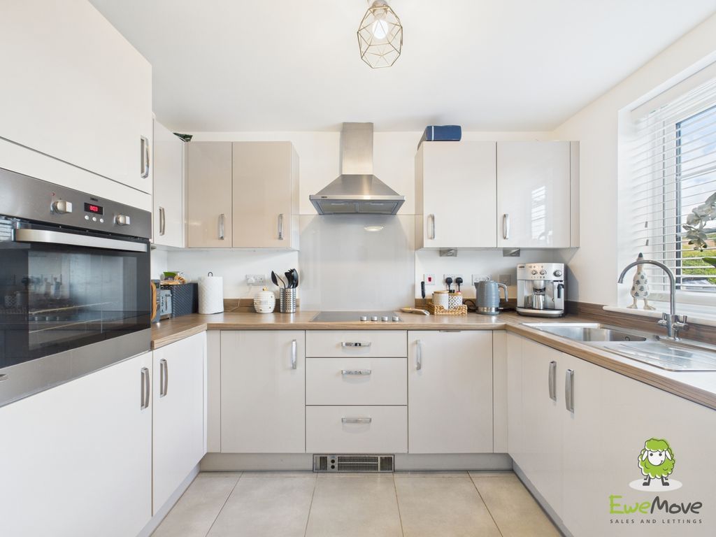 Property photo 3 of 16 Ewemove Estate Agents Basingstoke - Hewitt Road -