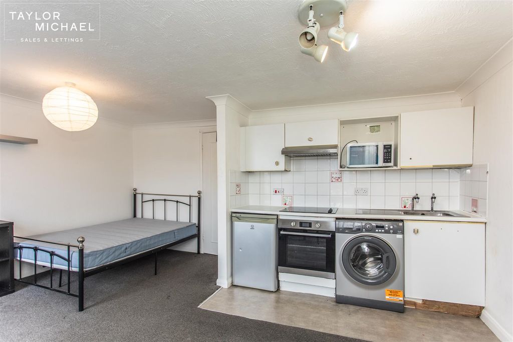 Property photo 3 of 14 Studio Room