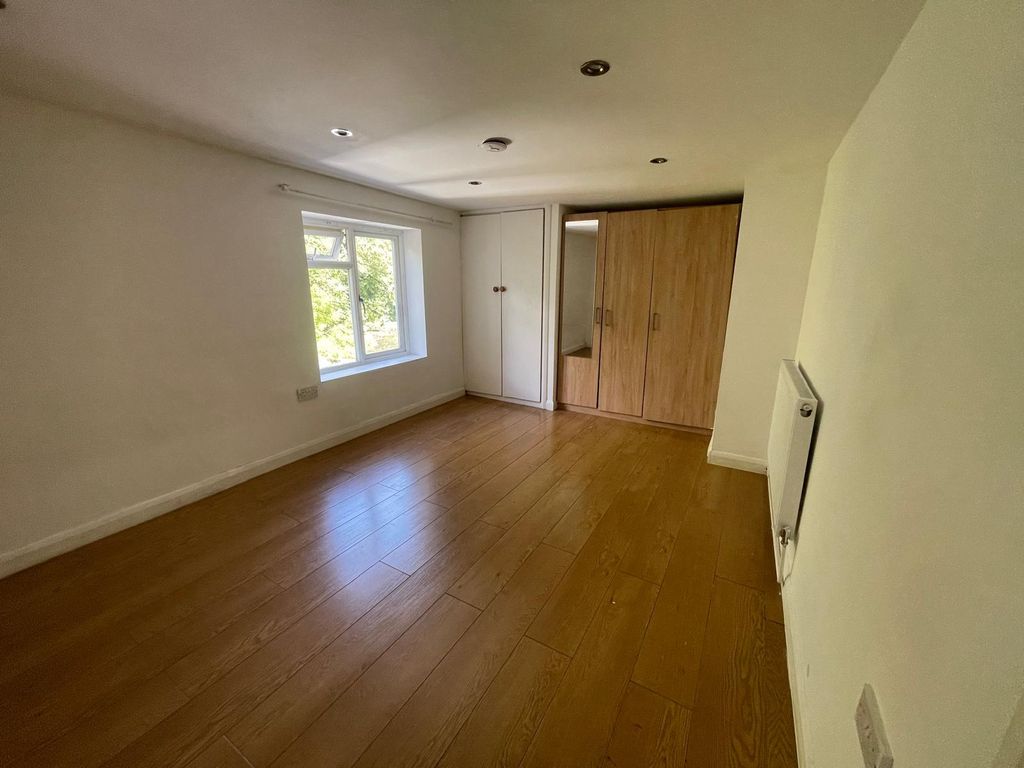 Property photo 1 of 6 Photo 6