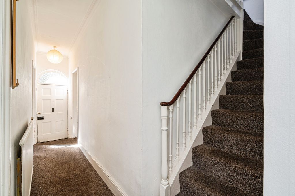 Property photo 3 of 26 Entrance Hall