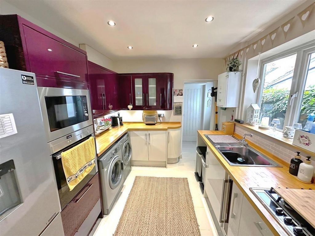 Property photo 3 of 16 5A69Ffd5-Kitchen 201.Jpg