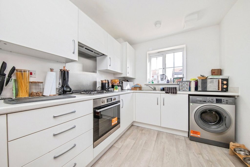 Property photo 3 of 17 Kitchen