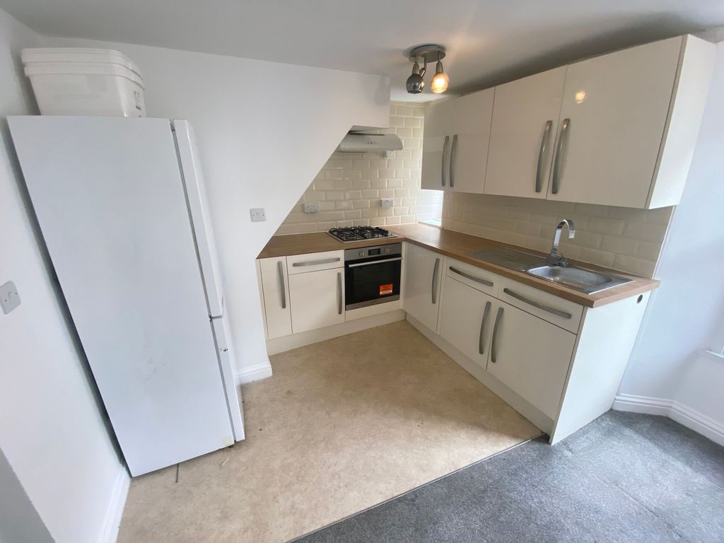 Property photo 3 of 10 Kitchen