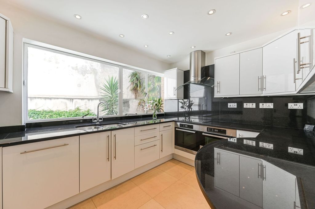Property photo 1 of 10 Kitchen