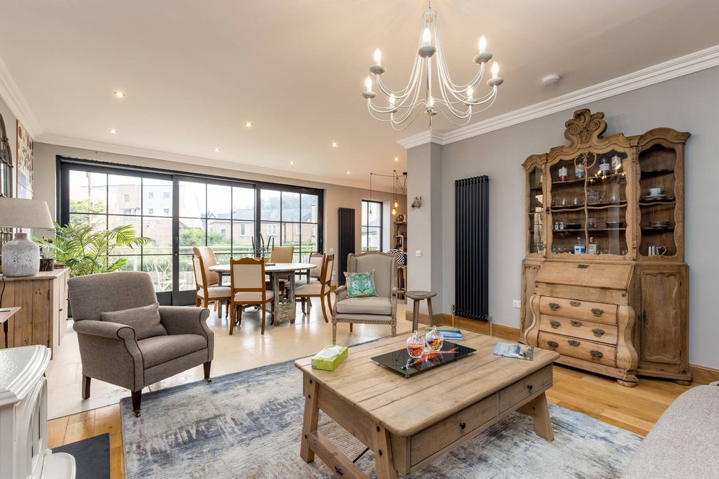 Property photo 2 of 40