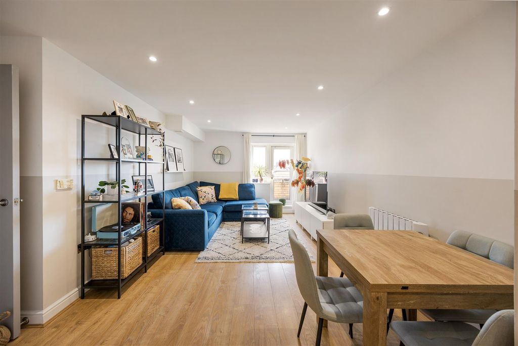 Property photo 2 of 21 Connington Crescent, E4 6Lw