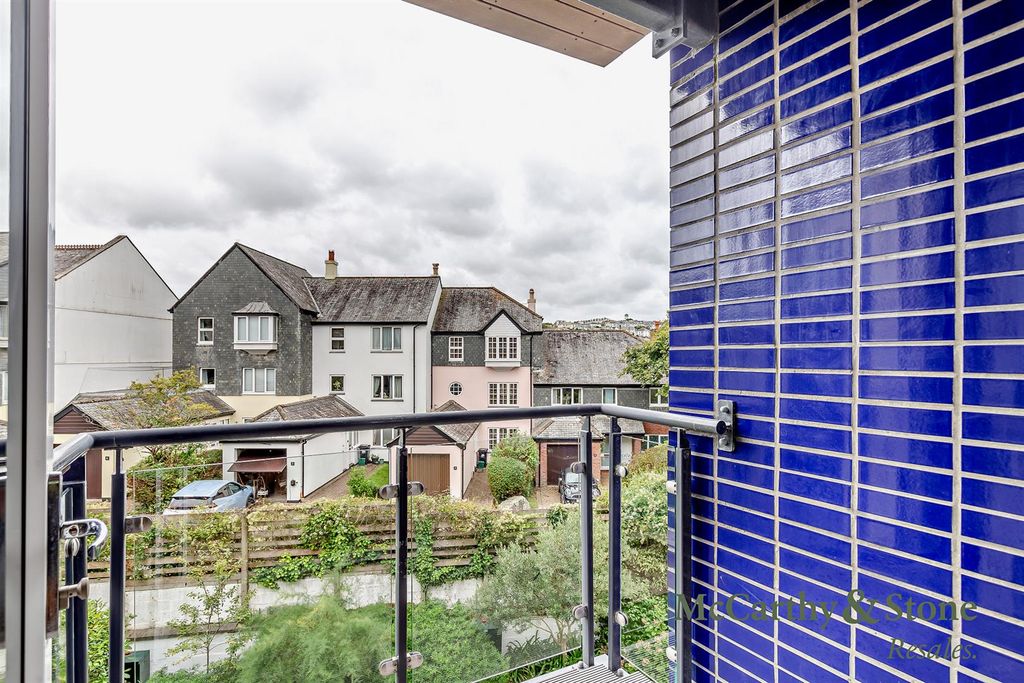 Property photo 3 of 17 Balcony