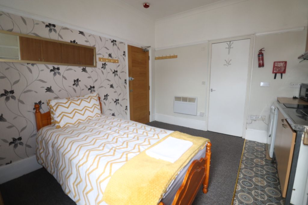 Property photo 2 of 5 Bed 2