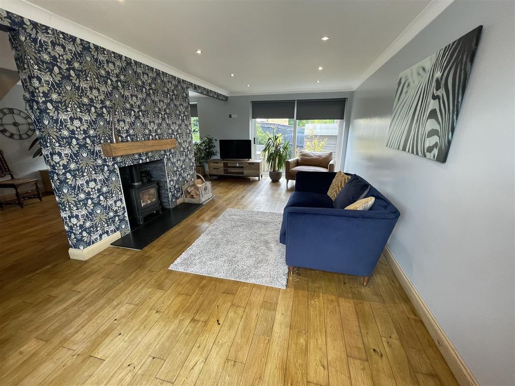 Property photo 1 of 23 92 Heathmeads 7.Jpg