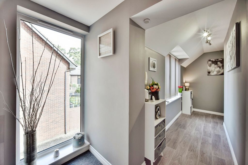 Property photo 2 of 20 Entrance Porch And Hallway