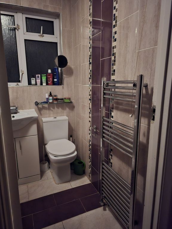 Property photo 1 of 10 Modern Tiled Bathroom With Heated Towel Rail....