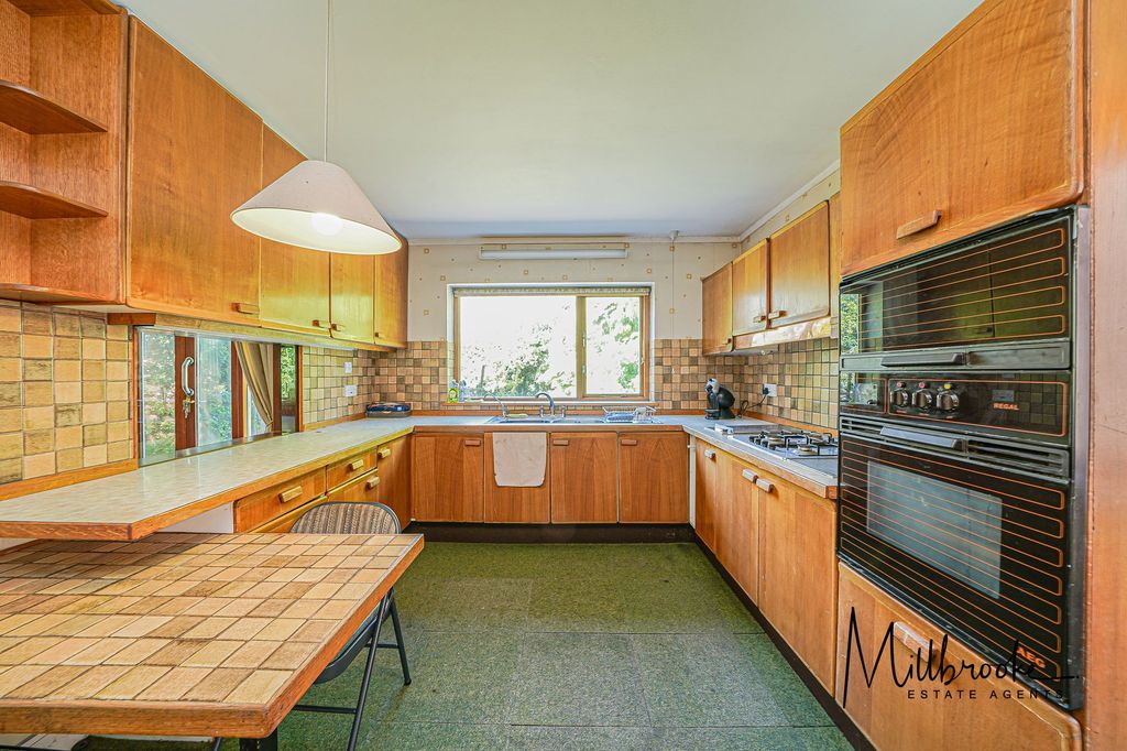 Property photo 2 of 40
