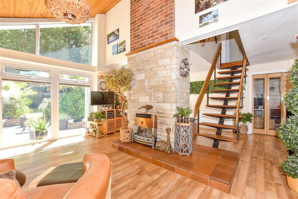 Property photo 3 of 16 Lounge