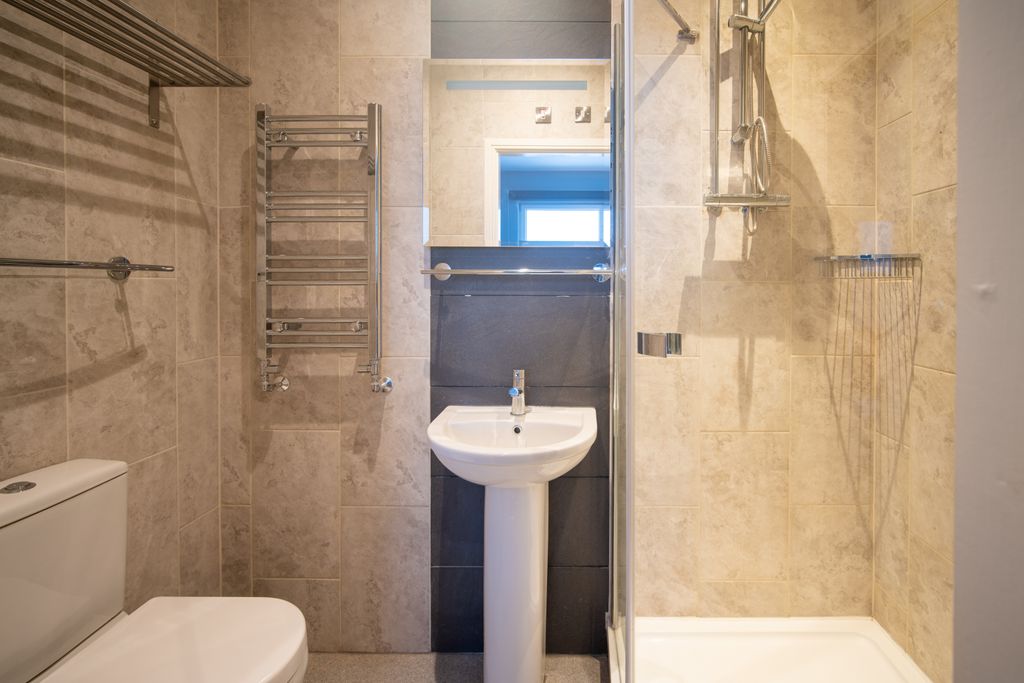 Property photo 3 of 6 R-11 Ensuite