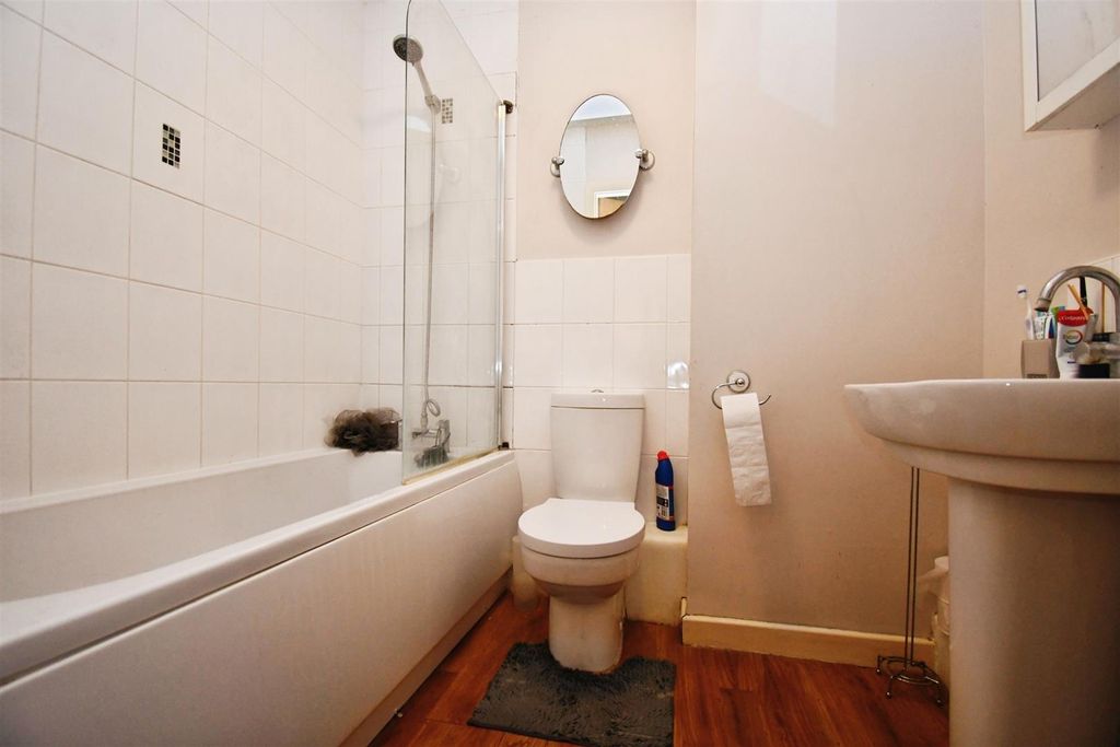 Property photo 3 of 8 Bathroom Nf