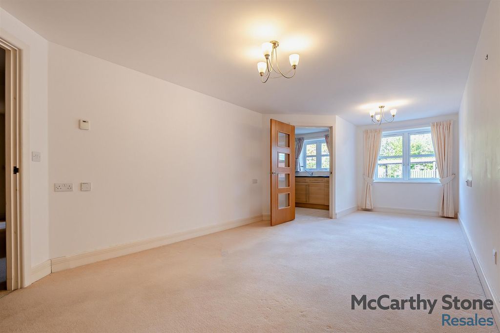 Property photo 3 of 21 8669030-Interior01-800.Jpg