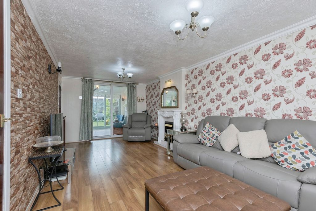 Property photo 3 of 19 Lounge