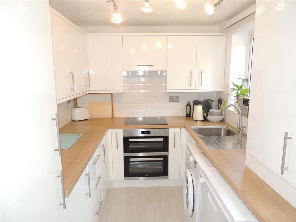 Property photo 2 of 11 Kitchen