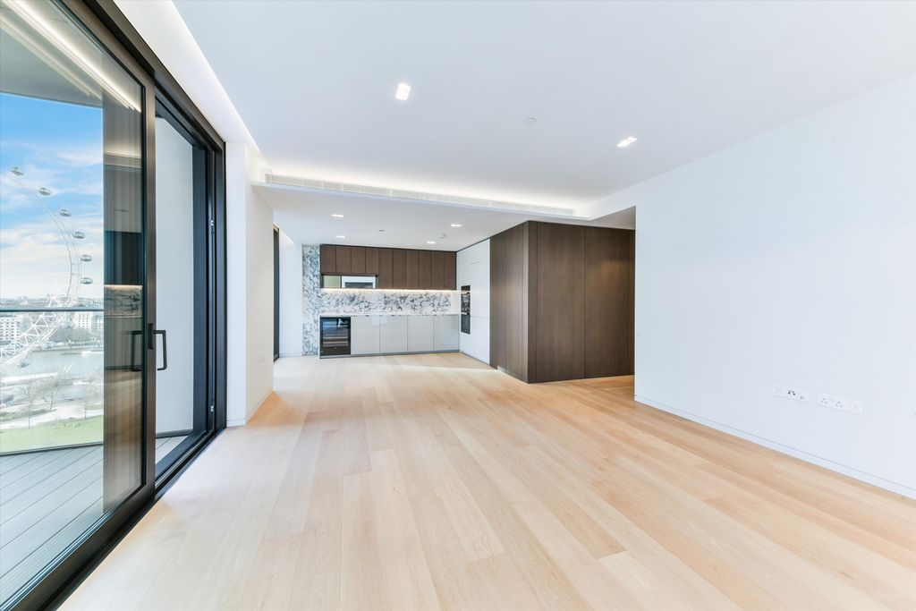 Property photo 3 of 11 Kitchen / Reception