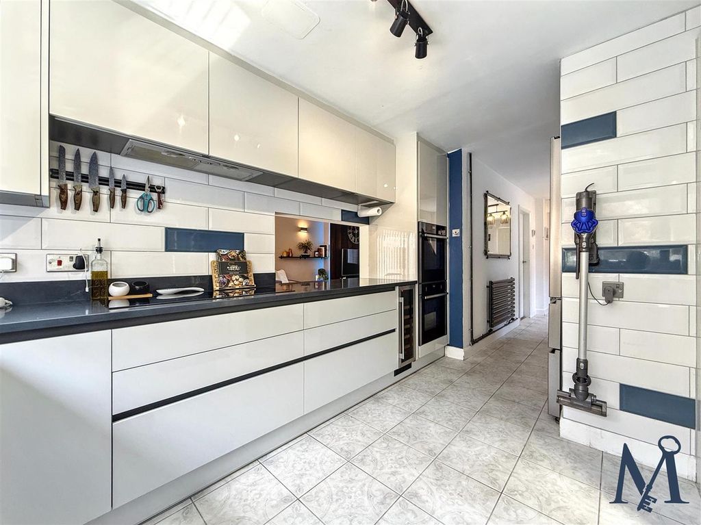 Property photo 3 of 25 Kitchen