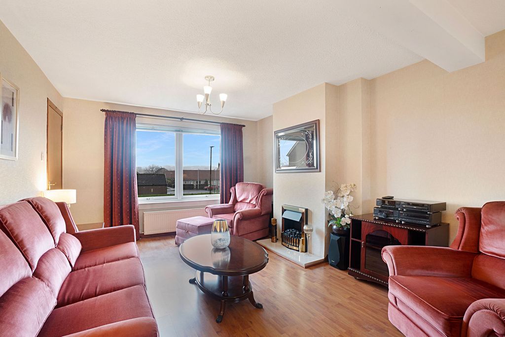 Property photo 3 of 19 Lounge