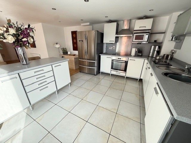 Property photo 3 of 14 Kitchen