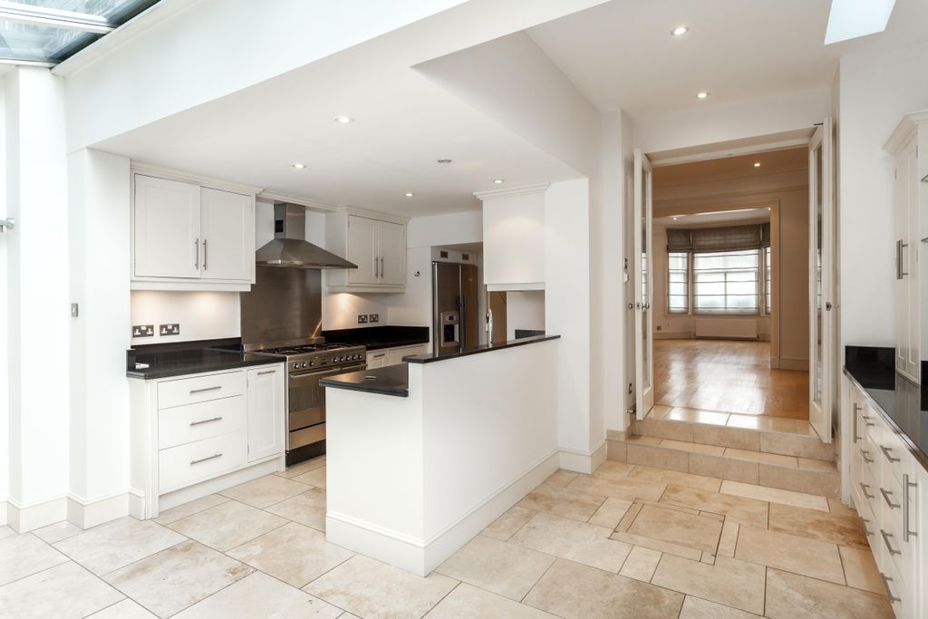 Property photo 2 of 10 Kitchen