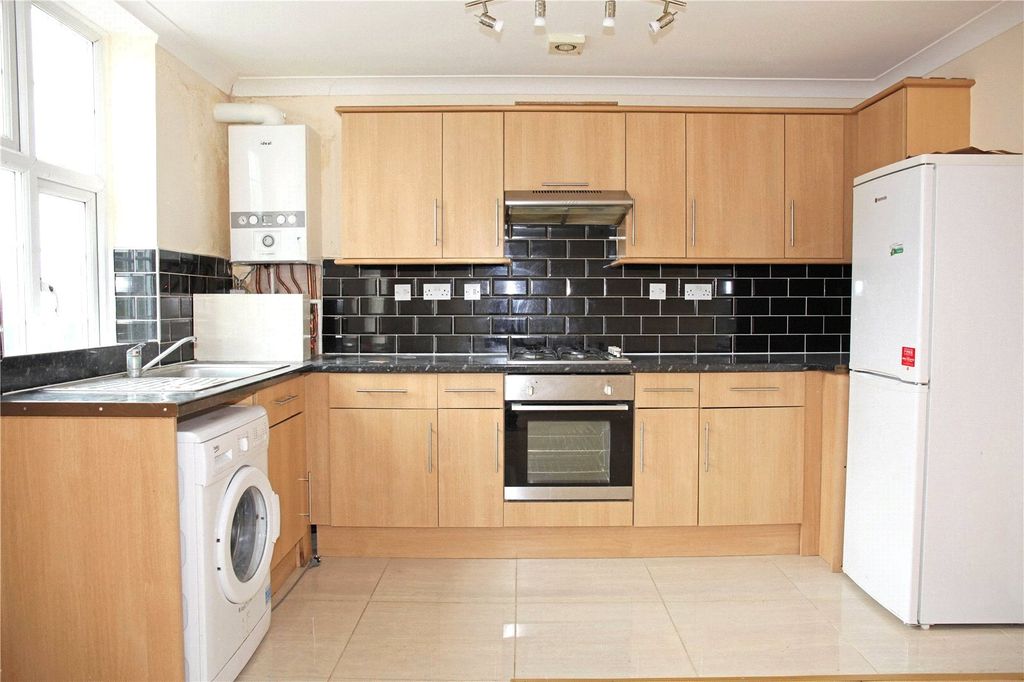 Property photo 3 of 7 Kitchen