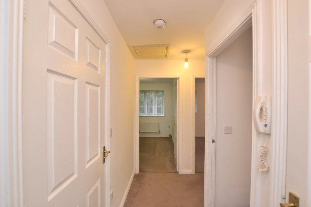 Property photo 2 of 13 Entrance Hall