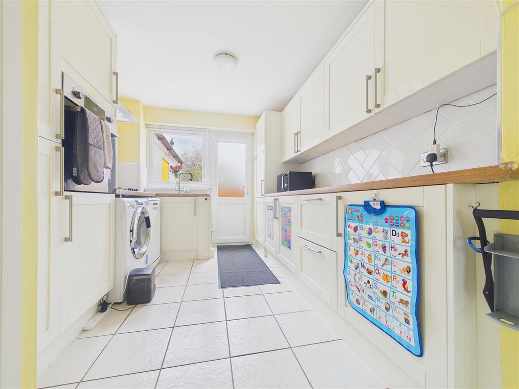 Property photo 3 of 11 Cam01407G0-Pr0125-Still005.Jpg