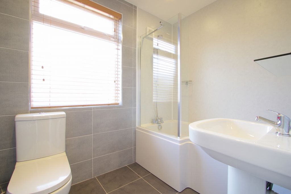 Property photo 2 of 7 Bathroom