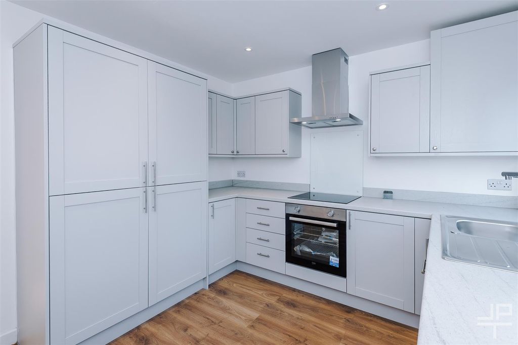 Property photo 3 of 32 W2.Jpg