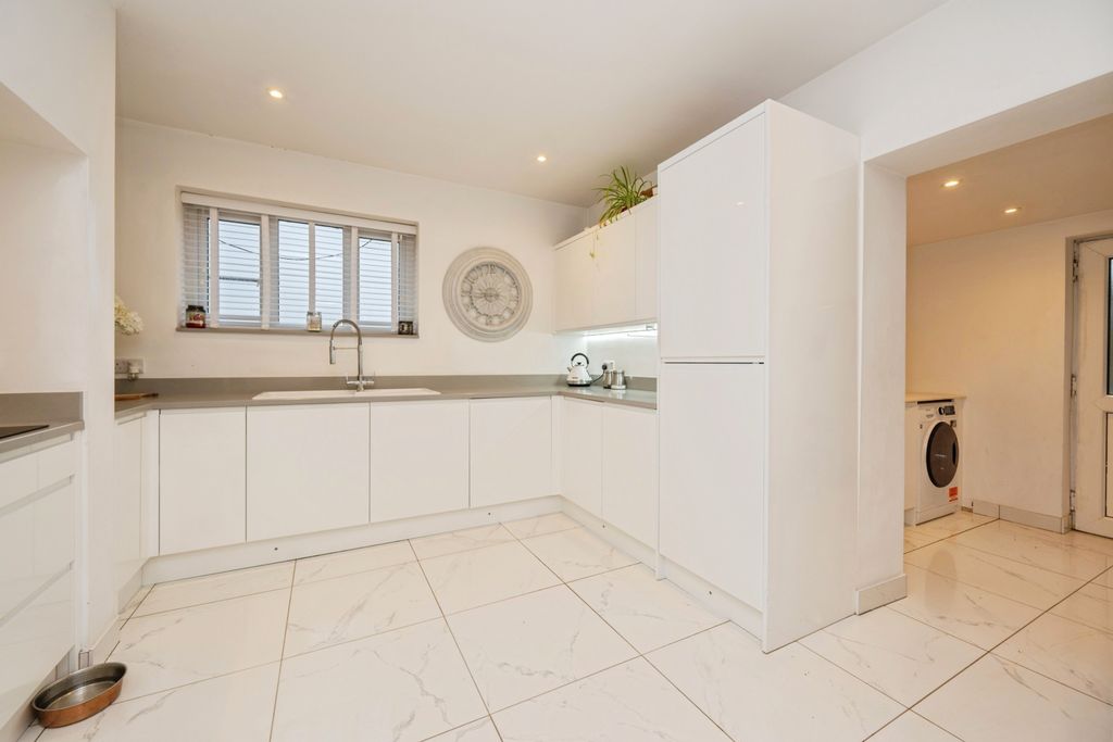 Property photo 3 of 11 Kitchen 2