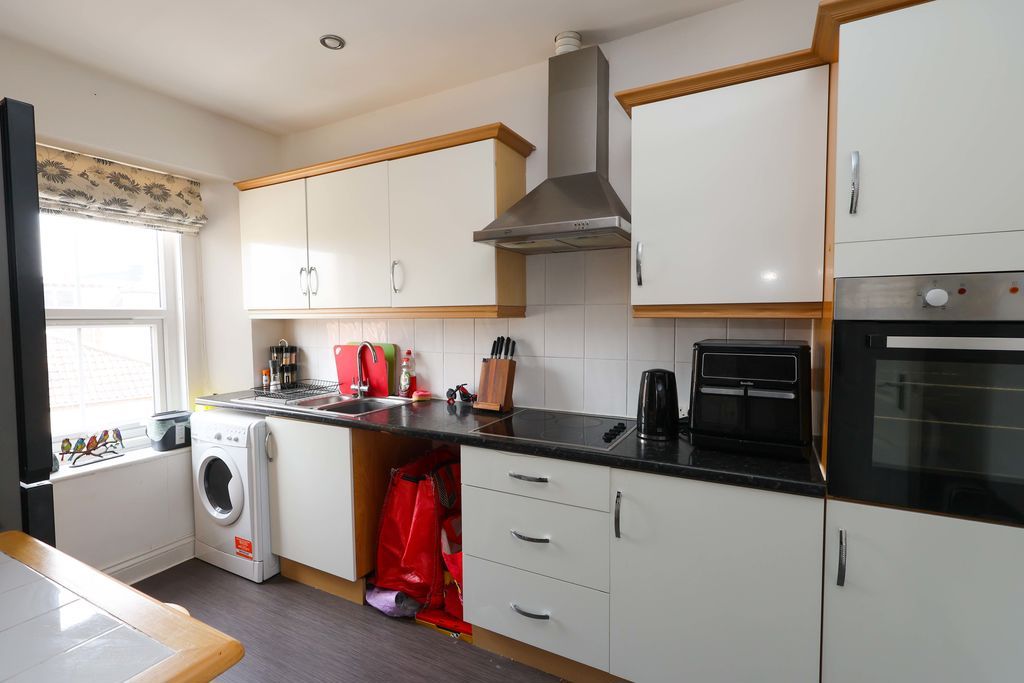 Property photo 3 of 9 Kitchen