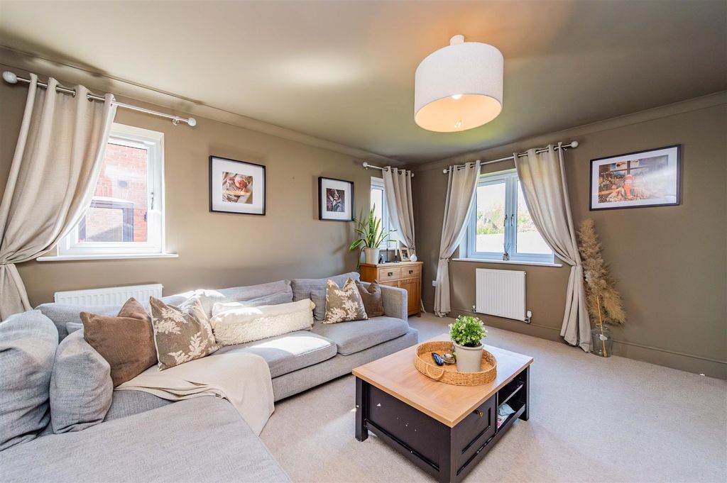 Property photo 2 of 28 Lounge