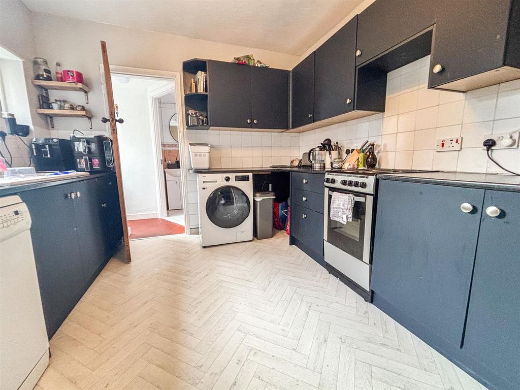 Property photo 3 of 16 Kitchen