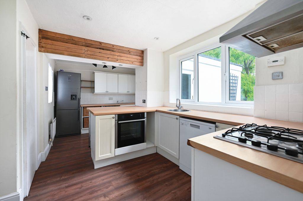Property photo 3 of 11 58 Prince Charles Crescent (8)