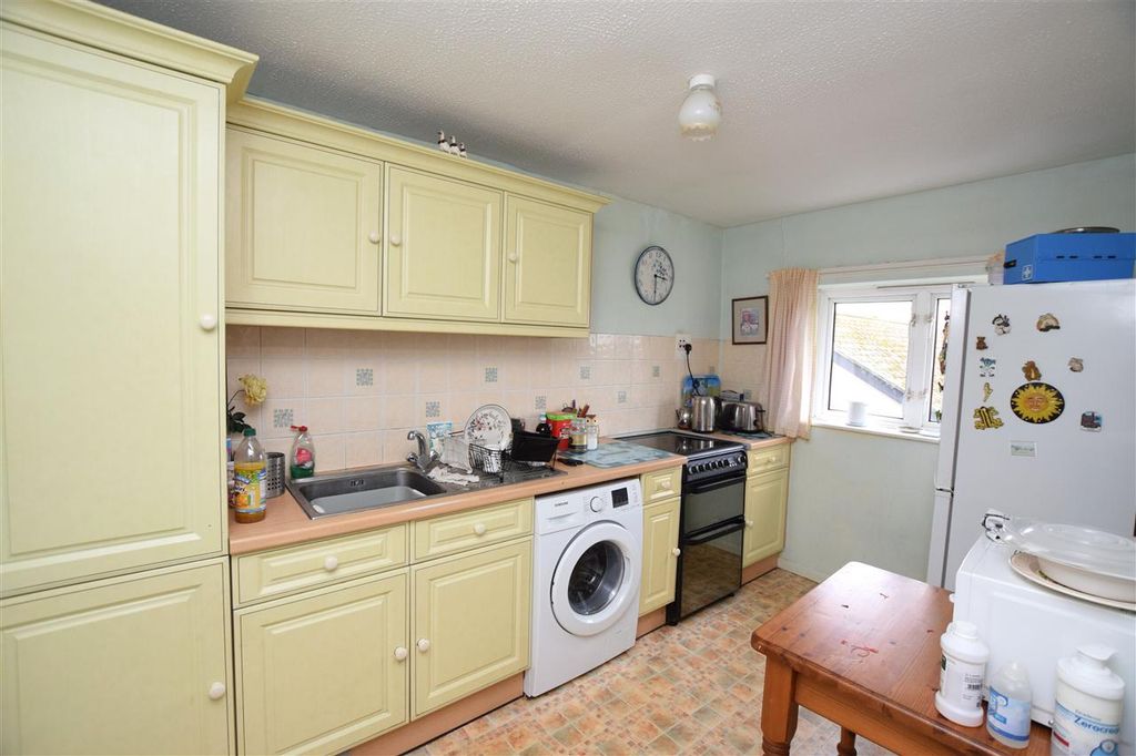 Property photo 2 of 7 Kitchen
